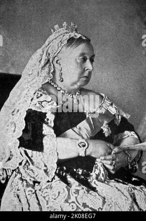 Victoria (Alexandrina Victoria; 24. Mai 1819 - 22. Januar 1901) war vom 20. Juni 1837 bis zu ihrem Tod im Jahr 1901 Königin des Vereinigten Königreichs von Großbritannien und Irland. Bekannt als die viktorianische Ära, war ihre Herrschaft von 63 Jahren und sieben Monaten länger als jeder frühere britische Monarch. Es war eine Zeit des industriellen, politischen, wissenschaftlichen und militärischen Wandels innerhalb des Vereinigten Königreichs und war von einer großen Expansion des britischen Empire geprägt Stockfoto