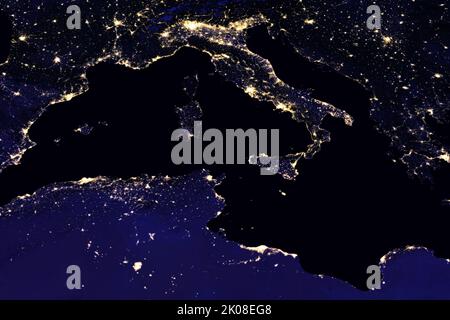 Nachtansicht der Erde aus dem All, zeigt Afrika und Europa. 2016 NASA Earth Observatory Bilder von Joshua Stevens, mit Suomi NPP VIIRS Daten von Miguel Roman, NASA GSFC. Stockfoto