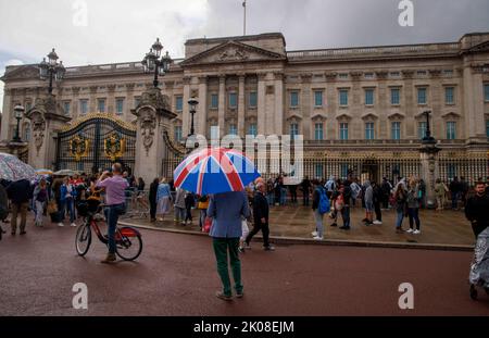 Am Buckingham Palace versammeln sich Menschen, um zu erfahren, dass es der Königin sehr unwohl geht. Königin Elizabeth die zweite ist in Balmoral Castle. Stockfoto