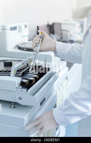 Chinesischer Forscher, der im Labor arbeitet Stockfoto