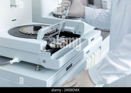 Chinesischer Forscher, der im Labor arbeitet Stockfoto