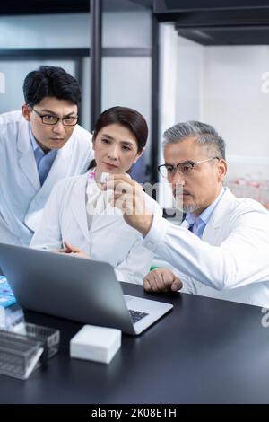 Chinesische Forscher arbeiten im Labor Stockfoto
