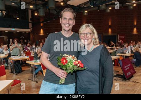 Hamburg, Deutschland. 10. September 2022. Thomas Iwan und Sabine Ritter stehen nach ihrer Wahl zum Staatssprecher auf der Landespartei der Partei die Linke, Landesverband Hamburg, zusammen. Quelle: Markus Scholz/dpa/Alamy Live News Stockfoto