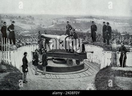 Verteidigung von Washington D.C., Fort Totten, Blick auf das Innere. Fort Totten war ein defensives Erdwerk der Union Army, das während des Bürgerkrieges erbaut und nach Joseph Totten benannt wurde. Es wurde im Herbst 1861 als Teil der Verteidigung von Washington, D.C., während des amerikanischen Bürgerkrieges, auch bekannt als Fort Circle, errichtet. Der Bau der Festung begann im August 1861 und wurde 1863 abgeschlossen. Der amerikanische Bürgerkrieg (12. April 1861 - 9. Mai 1865) ein Bürgerkrieg in den Vereinigten Staaten zwischen den Unionsstaaten und den Konföderation-Staaten. Fort Totten, Blick auf das Innere Stockfoto