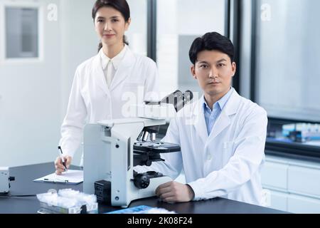 Porträt chinesischer Forscher im Labor Stockfoto