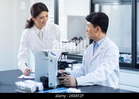 Chinesische Forscher diskutieren im Labor Stockfoto