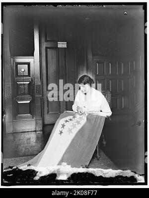 Nähen von Sternen auf der Wahlfahne, zwischen 1910 und 1920. Mit der Verabschiedung des Änderungsantrags von 19. erhielten Frauen in den Vereinigten Staaten 1920 das gesetzliche Stimmrecht. Stockfoto