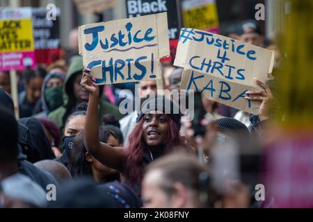 London, England, Großbritannien. 10. September 2022. Tausende von Demonstranten aus dem Bereich Black Lives Matter protestieren im Zentrum von London und fordern Gerechtigkeit für den 24-jährigen schwarzen Mann Chris Kaba, der letzte Woche von der Polizei getötet wurde. (Bild: © Tayfun Salci/ZUMA Press Wire) Stockfoto