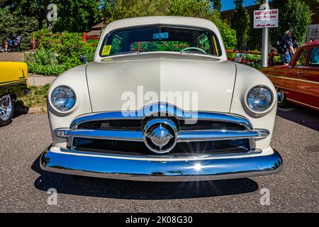 Falcon Heights, MN - 17. Juni 2022: Hochperspektivische Vorderansicht eines Ford Woody Wagon aus dem Jahr 1949 auf einer lokalen Automobilausstellung. Stockfoto