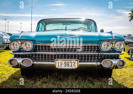 Daona Beach, FL - 24. November 2018: Low-Perspective-Vorderansicht eines 1959 Cadillac Series 62 Hardtop Coupés auf einer lokalen Automobilmesse. Stockfoto