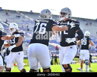 Evanston, Illinois, USA. 10. September 2022. Northwestern Wildcats beleidigen den Linienführer Ethan Wiederkehr (76) und Caleb Tiernan, der während des NCAA-Fußballspiels zwischen Northwestern und Duke im Ryan Field in Evanston, Illinois, Vorspielübungen durchmachte. Dean Reid/CSM/Alamy Live News Stockfoto