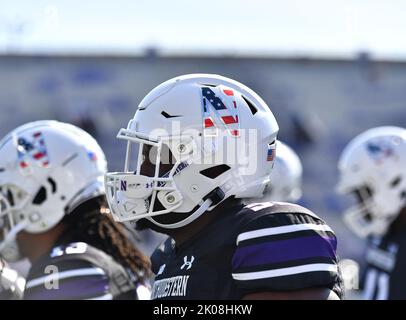 Evanston, Illinois, USA. 10. September 2022. Nordwestliche Spieler, die während des NCAA-Fußballspiels zwischen Northwestern und Duke im Ryan Field in Evanston, Illinois, Vorspielübungen durchmachen. Dean Reid/CSM/Alamy Live News Stockfoto