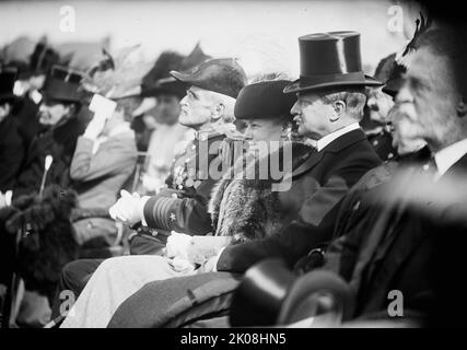 George von L. Meyer mit Mrs. Taft; Soldaten- und Matrosendenkmal in Annapolis, 1911. [USA: Geschäftsmann und Politiker George von Lengerke Meyer mit First Lady Helen Herron Taft]. Stockfoto