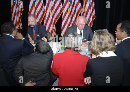 Housing Summit – vom HUD gesponserter Gipfel zum Thema Wohnen, „Partnering for Responsible Policy“, im Mandarin Hotel, Washington, D.C. Thema des Housing Summit: HUD-gesponserter Wohnungsbaugipfel „Partnering for Responsible Policy“ im Mandarin Hotel, Washington, D.C. Stockfoto