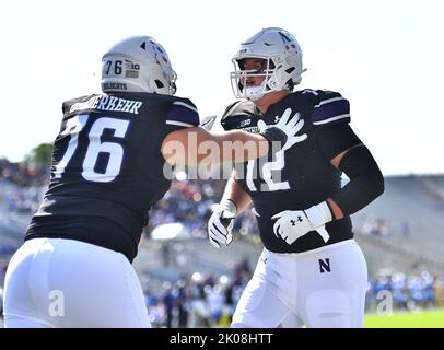 Evanston, Illinois, USA. 10. September 2022. Northwestern Wildcats beleidigen den Linienführer Ethan Wiederkehr (76) und Caleb Tiernan, der während des NCAA-Fußballspiels zwischen Northwestern und Duke im Ryan Field in Evanston, Illinois, Vorspielübungen durchmachte. Dean Reid/CSM/Alamy Live News Stockfoto