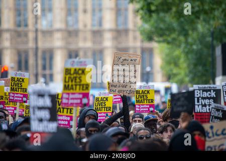 London, England, Großbritannien. 10. September 2022. Tausende von Demonstranten aus dem Bereich Black Lives Matter protestieren im Zentrum von London und fordern Gerechtigkeit für den 24-jährigen schwarzen Mann Chris Kaba, der letzte Woche von der Polizei getötet wurde. (Bild: © Tayfun Salci/ZUMA Press Wire) Stockfoto
