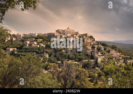 Historisches Dorf Gordes, Département Vaucluse in der Region Provence-Alpes-Côte d'Azur in Südfrankreich. Luberon Tal, im Herzen der Provence. Stockfoto