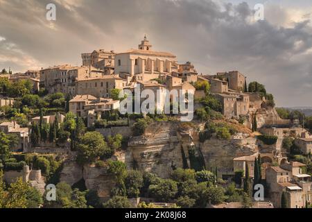 Historisches Dorf Gordes, Département Vaucluse in der Region Provence-Alpes-Côte d'Azur in Südfrankreich. Luberon Tal, im Herzen der Provence. Stockfoto