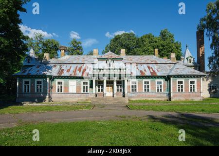 Belorussische Touristenattraktion - altes altes Bogudenki-Haus in Porozovo, Bezirk Svisloch, Region Grodno, Weißrussland. Stockfoto