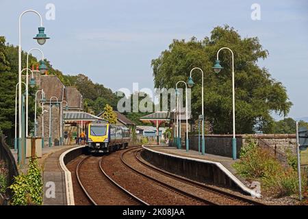 Der Zug steht am Bahnhof Grange-over-Sands Stockfoto