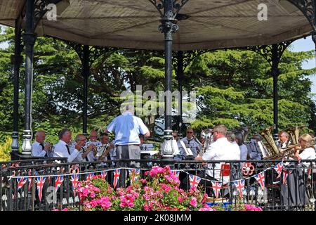 Flookburgh Band spielt im Bandstand Grange-over-Sands Stockfoto