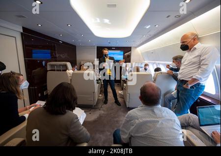 10. September 2022, Berlin: Bundesgesundheitsminister Karl Lauterbach (SPD, M) spricht im Flugzeug bei einem Hintergrundgespräch mit Journalisten auf dem Weg nach Israel. Für den Minister stehen in Israel die deutsch-israelische Freundschaft, die gemeinsame Pandemiereaktion und Israel als Vorbild für die Digitalisierung der Gesundheitsversorgung im Mittelpunkt. Foto: Christophe Gateau/dpa Stockfoto