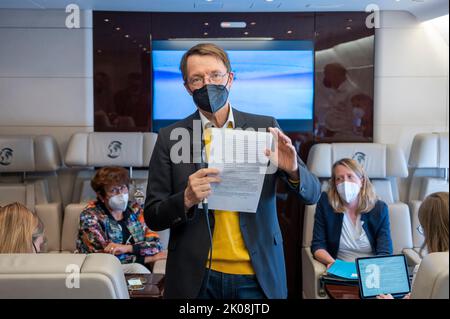 10. September 2022, Berlin: Bundesgesundheitsminister Karl Lauterbach (SPD) spricht im Flugzeug bei einem Hintergrundgespräch mit Journalisten auf dem Weg nach Israel. Für den Minister stehen in Israel die deutsch-israelische Freundschaft, die gemeinsame Pandemiereaktion und Israel als Vorbild für die Digitalisierung der Gesundheitsversorgung im Mittelpunkt. Foto: Christophe Gateau/dpa Stockfoto