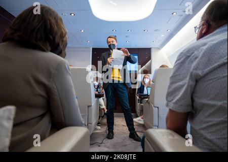 10. September 2022, Berlin: Bundesgesundheitsminister Karl Lauterbach (SPD) spricht im Flugzeug bei einem Hintergrundgespräch mit Journalisten auf dem Weg nach Israel. Für den Minister stehen in Israel die deutsch-israelische Freundschaft, die gemeinsame Pandemiereaktion und Israel als Vorbild für die Digitalisierung der Gesundheitsversorgung im Mittelpunkt. Foto: Christophe Gateau/dpa Stockfoto