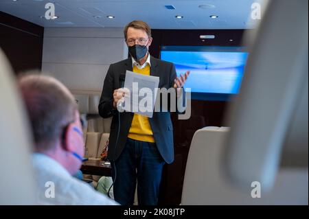 10. September 2022, Berlin: Bundesgesundheitsminister Karl Lauterbach (SPD) spricht im Flugzeug bei einem Hintergrundgespräch mit Journalisten auf dem Weg nach Israel. Für den Minister stehen in Israel die deutsch-israelische Freundschaft, die gemeinsame Pandemiereaktion und Israel als Vorbild für die Digitalisierung der Gesundheitsversorgung im Mittelpunkt. Foto: Christophe Gateau/dpa Stockfoto