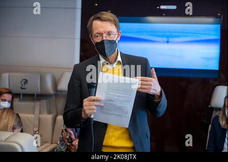10. September 2022, Berlin: Bundesgesundheitsminister Karl Lauterbach (SPD) spricht im Flugzeug bei einem Hintergrundgespräch mit Journalisten auf dem Weg nach Israel. Für den Minister stehen in Israel die deutsch-israelische Freundschaft, die gemeinsame Pandemiereaktion und Israel als Vorbild für die Digitalisierung der Gesundheitsversorgung im Mittelpunkt. Foto: Christophe Gateau/dpa Stockfoto
