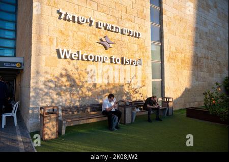 10. September 2022, Israel, Tel Aviv: Auf dem Ben Gurion International Airport in Tel Aviv liest eine Mauer ìWelcome bis Israelî. Foto: Christophe Gateau/dpa Stockfoto