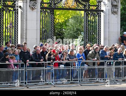 London UK 10. September 2022 - Menschenmassen säumen die Mall in London vor dem St. James's Palace, wo Charles III. Heute um 11am Uhr offiziell zum König erklärt wurde : Credit Simon Dack / Alamy Live News Stockfoto