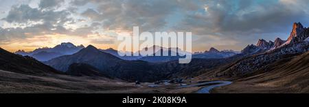 Sonne und Lust Sonnenlicht am Abend dunstig Himmel. Italienische Dolomiten Bergpanorama ruhige Aussicht vom Giau Pass. Klima, Umwelt und Reisebedingungen Stockfoto