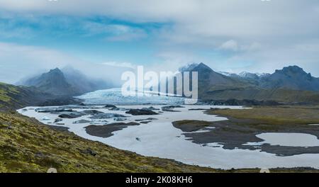 Gletscherzunge gleitet vom Vatnajokull-Eiszapfen oder Vatna-Gletscher in der Nähe des subglazialen Oaefajokull-Vulkans, Island. Gletscherlagune mit Eisblöcken und Su Stockfoto