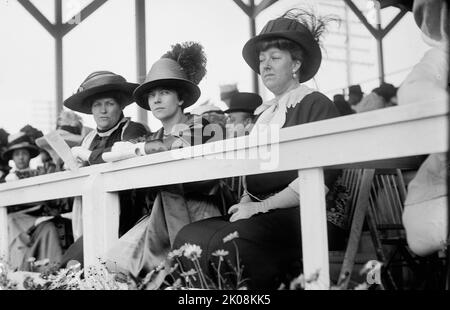 Pferdeshows - Zuschauer: Nicht identifiziert; Mrs. Nichola Longworth; Mrs. W. Murray Crane, 1911. Stockfoto