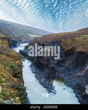 Herbst die malerische Studlagil-Schlucht ist eine Schlucht in Jokuldalur, Ostisland. Berühmte säulenförmige Basaltsteinformationen und der Fluss Jokla fließt durch i Stockfoto
