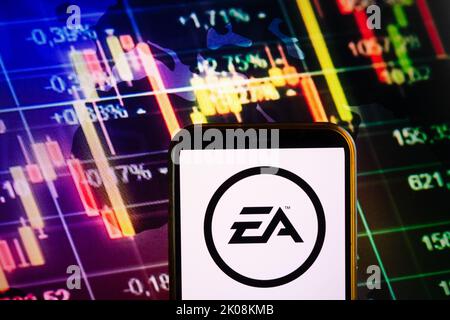 KONSKIE, POLEN - 10. September 2022: Smartphone mit Logo der Firma Electronic Arts auf dem Hintergrund des Börsendiagramms Stockfoto