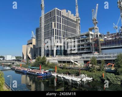 Bau des East Bank im Queen Elizabeth Olympic Park, Stratford, mit dem neuen V&A Museum, London College of Fashion & Sadlers Wells. Stockfoto