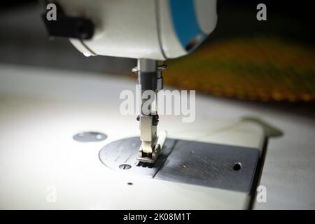 Nadel der Nähmaschine in Aktion Stockfoto