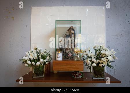 Kleiner Altar zu Ehren der Schutzpatronin der Kaufleute (die auch die Schutzpatronin Portugals ist), der Heiligen Mutter der Empfängnis direkt am Eingang des temporären Marktes von Bolhão. Mit der Eröffnung des Bolhão-Marktes am 15.. September schließt der temporäre Markt diesen Samstag. Um 10 Uhr fahren die Händler mit Nossa Senhora da Conceição in die restaurierte Bolhão und bringen den Weihnachtsmann in die Nische zurück, wo er bis 2018 am Eingang zur Rua Formosa war. Während ihres Aufenthalts im Temporário war Santa in ihrer neuen Adresse ständig präsent. Es ist in der Tat, der Fokus der Hingabe von vielen und hat Begleiter Stockfoto