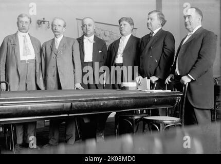 Ausschüsse des Repräsentantenhauses - Sonderausschuss zur Untersuchung der US Steel Corp., 12. Januar 1912. Im Volksmund „Steel Trust Investigating Committee“ Oder „Stanley Committee“ Genannt. Young of Mi [Michigan]; Bartlett of GA [Georgia]; Stanley of Ky [Kentucky], Chairman; Beall of Tx [Texas]; Littleton of NY [New York]; McGillicuddy of Me [Maine]. Stockfoto