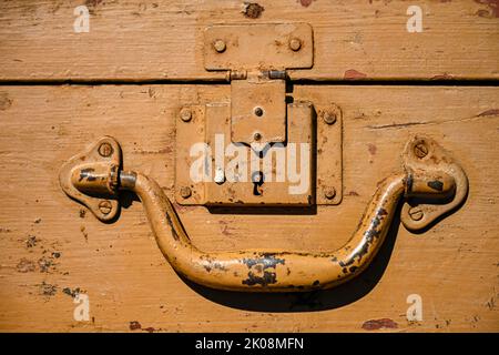 Griff und Schloss eines alten Holzkoffers. Stockfoto
