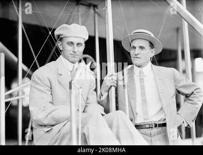 Flieger Harry Atwood, im Flugzeug mit Leo Stevens, 1911. [DER US-Flugzeugpineer, Ingenieur und Erfinder Atwood war leitender Fluglehrer für William Starling Burgess, dessen Burgess Company eine Vielzahl von Flugzeugen baute, darunter lizenzierte Wright-Flugzeuge. Hier mit dem Ballonfahrer Albert Leo Stevens]. Stockfoto