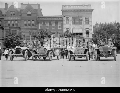 U.S. Army - motorisierte Anti-Aircraft-Batterie, 1910. [Signalkorps in Cadillacs, Männer und Jungen schauen auf]. Stockfoto