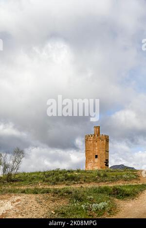 Wachturm aus Stahlbeton, mit mehreren Zinnen. Stockfoto