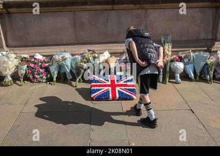 Glasgow, Schottland, Großbritannien. 10.. September 2022. Blumengebete, die vor den Stadtkammern an Ihre Majestät Königin Elizabeth II., die am 8.. September 2022 im Alter von 96 Jahren starb, gestellt wurden. Kredit: Skully/Alamy Live Nachrichten Stockfoto