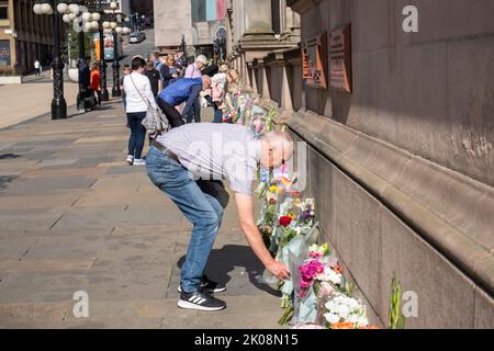 Glasgow, Schottland, Großbritannien. 10.. September 2022. Blumengebete, die vor den Stadtkammern an Ihre Majestät Königin Elizabeth II., die am 8.. September 2022 im Alter von 96 Jahren starb, gestellt wurden. Kredit: Skully/Alamy Live Nachrichten Stockfoto