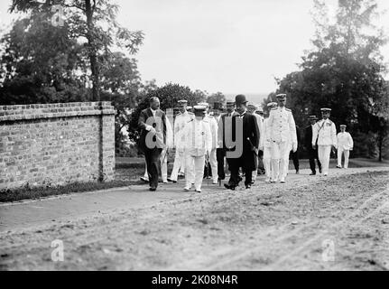 Marschall-Admiral der Marquis Togo Heihachiro und Kapitän John H. Gibbons, U.S. Navy, Annapolis, Maryland, 1911. [Togo war Admiral der Flotte der kaiserlichen japanischen Marine. Marineoffizier John Henry Gibbons war Superintendent der United States Naval Academy in Annapolis]. Stockfoto