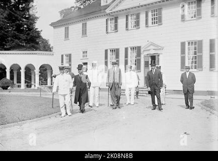 Gruppe Am Mount Vernon, 1911. [Der japanische Admiral der Flotte Togo Heihachiro besucht die USA. Japanische und amerikanische Marineoffiziere und Regierungsbeamte auf der ehemaligen Wohnung und Plantage von George Washington, dem ersten Präsidenten der Vereinigten Staaten]. Stockfoto