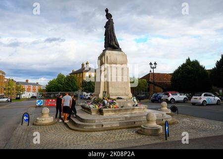 Poundbury, Dorset, Großbritannien. 10.. September 2022. Trauernde haben Blumengebete an die verstorbene Königin Elizabeth II. Am Fuß der Statue der Königin-Mutter auf dem Queen Mother Square in Poundbury in Dorset gelegt. Die Statue wurde 2016 von der Königin enthüllt. Bildnachweis: Graham Hunt/Alamy Live News Stockfoto